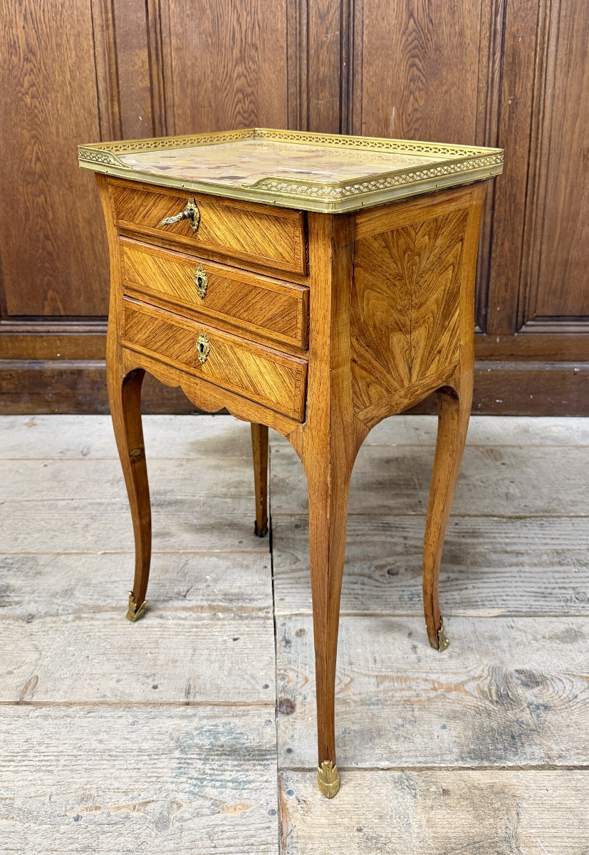 Table de salon ou chiffonnière en marqueterie d’époque Louis XV. XVIIIème siècle 