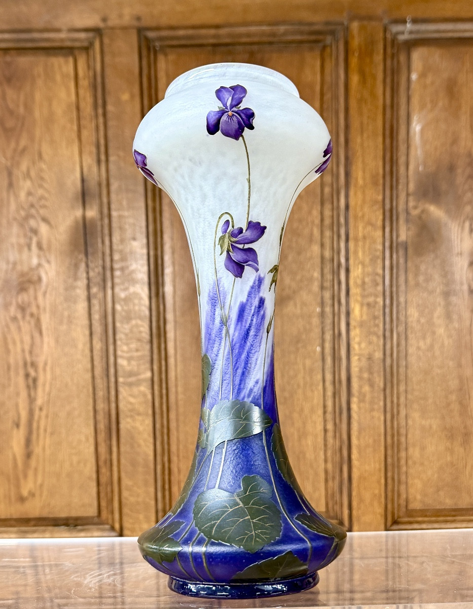 Daum Nancy - rare vase de forme diabolo aux violettes. Époque Art Nouveau