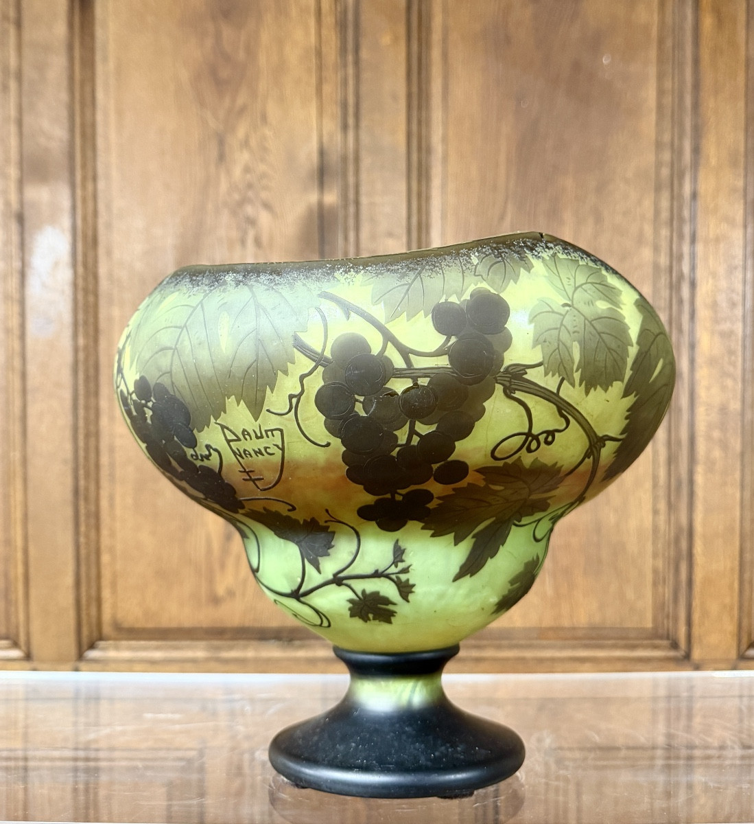 Daum Nancy - grande coupe polylobée aux vignes. Époque Art Nouveau 