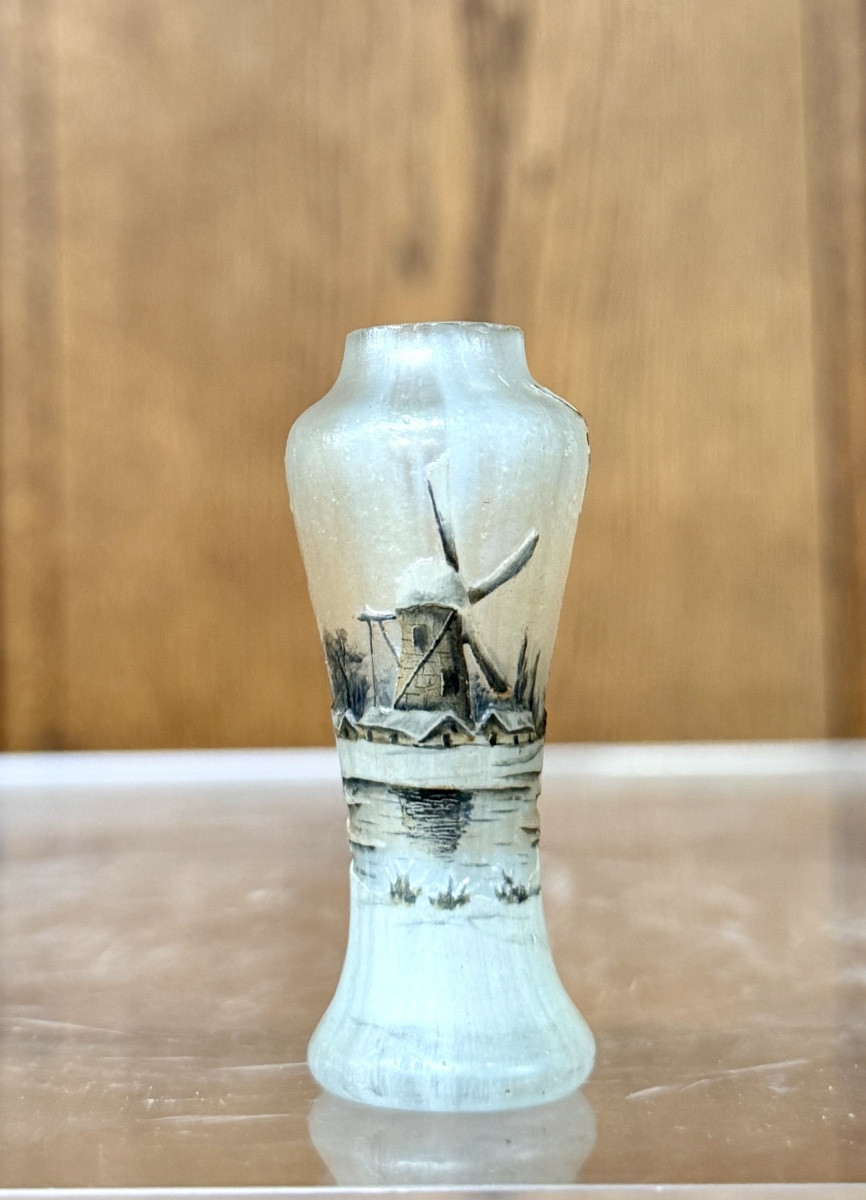 Daum Nancy - vase miniature au paysage de village sous la neige et moulin. Époque Art Nouveau 