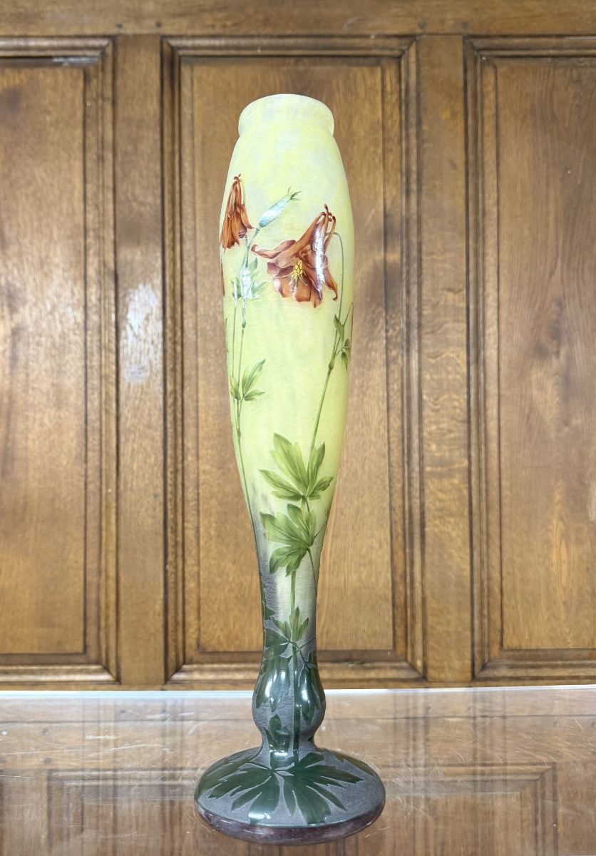 Daum Nancy - grand vase aux ancolies, époque Art Nouveau 