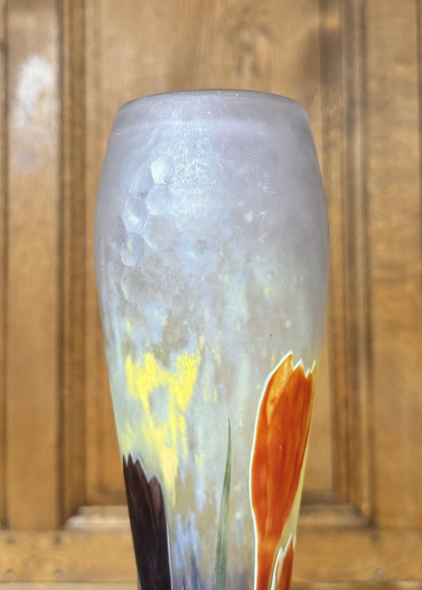 Daum Nancy - Rare vase martelé aux crocus avec fleurs en plaquette. Époque Art Nouveau  -photo-3