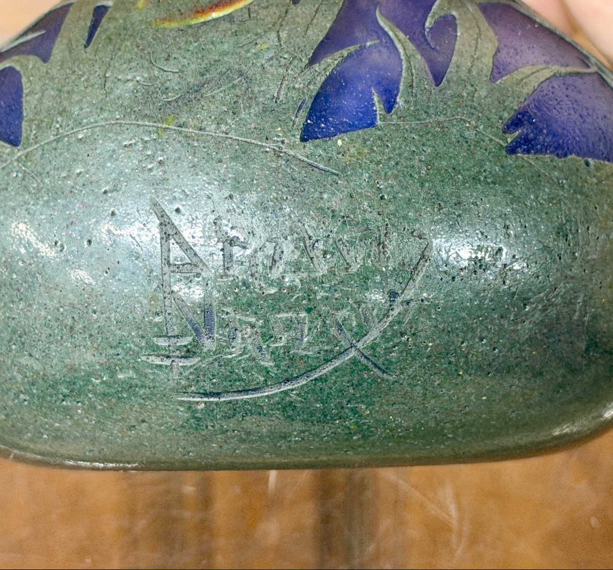 Daum Nancy - Rare vase martelé aux crocus avec fleurs en plaquette. Époque Art Nouveau  -photo-7