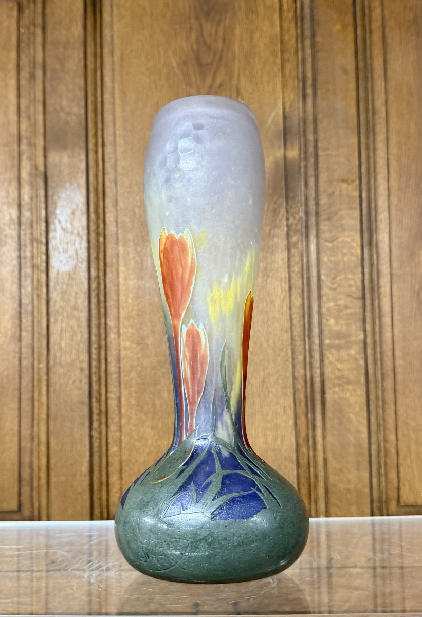 Daum Nancy - Rare vase martelé aux crocus avec fleurs en plaquette. Époque Art Nouveau  