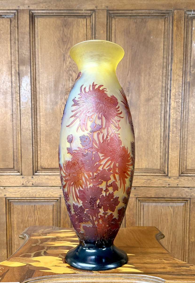 Émile Gallé -tres important vase aux chrysanthèmes en verre multicouche. Époque Art Nouveau