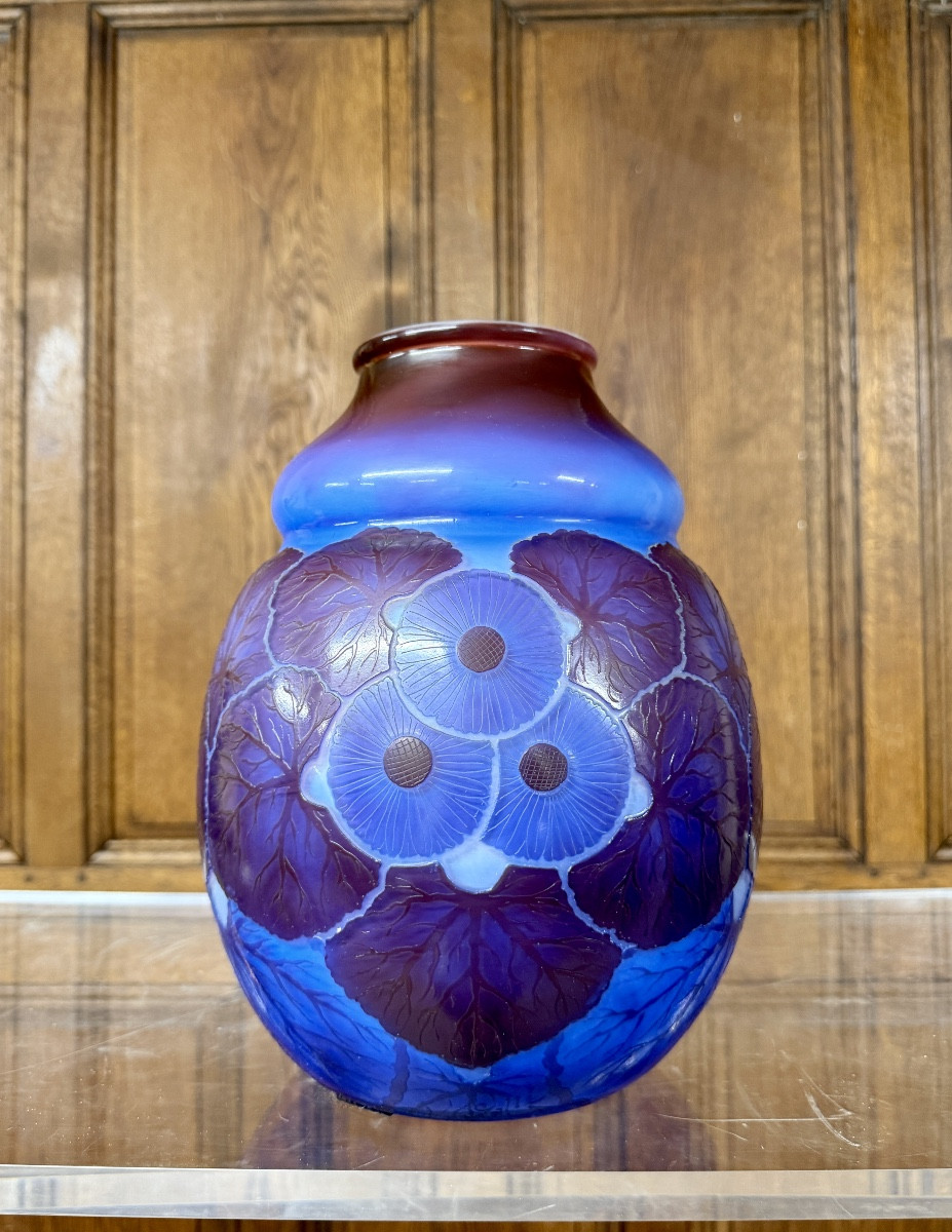 Émile Gallé - Important vase aux fleurs de lotus en verre multicouche. Époque Art Nouveau