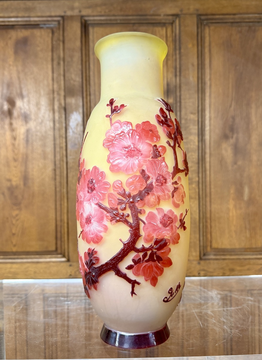 Émile Gallé - Rare vase soufflé moulé à décor de fleurs de pommiers. Époque Art Nouveau