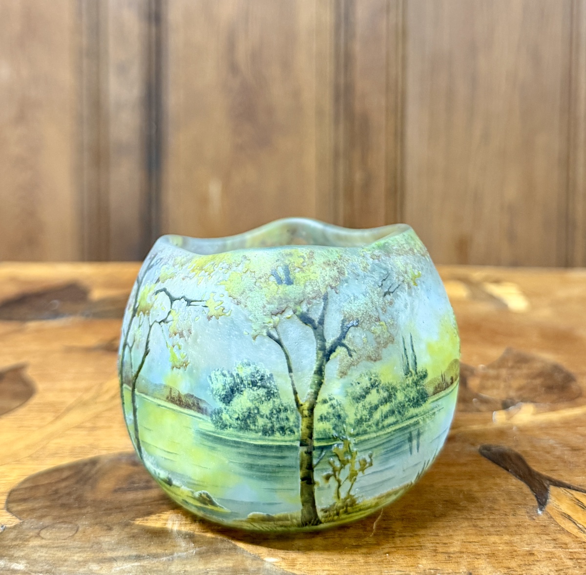 Daum Nancy - Vase en forme d’œuf à décor de paysage, époque Art Nouveau