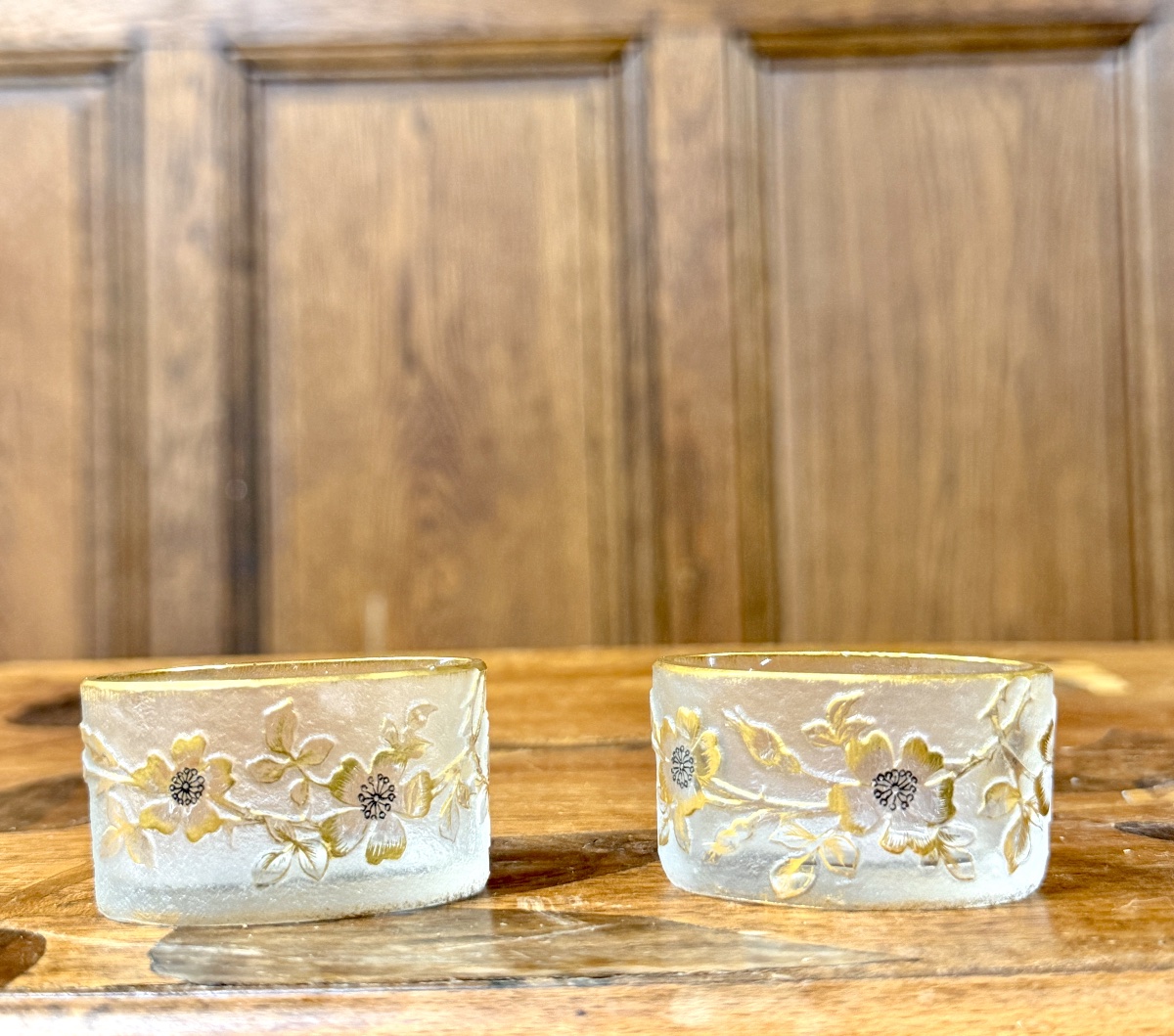DAUM NANCY - PAIRE DE Petits SALERONS EN VERRE ÉMAILLÉ ET DORÉ. ÉPOQUE ART NOUVEAU