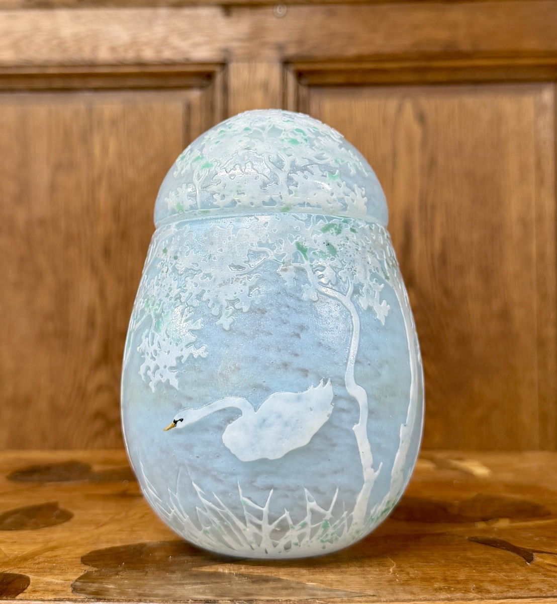 Daum Nancy - boîte en forme d’œuf à décor de cygnes et paysages. Époque Art Nouveau
