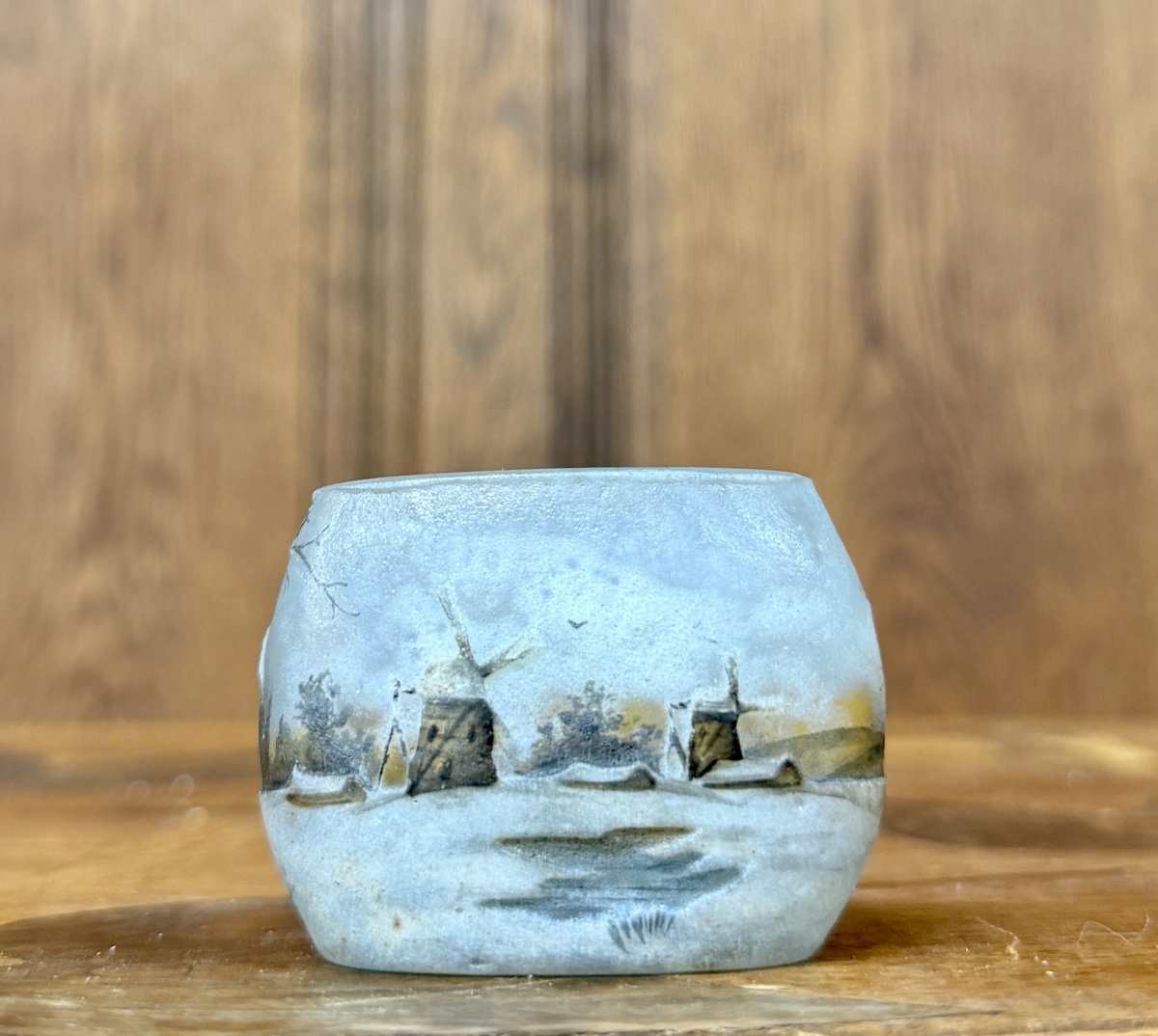 DAUM NANCY - VASE MINIATURE OVALE À DÉCOR DE PAYSAGE de village enneigé. ÉPOQUE ART NOUVEAU
