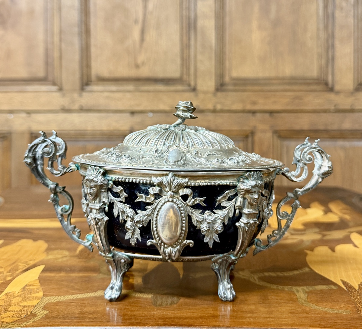 Sucrier en argent massif et cristal bleu, poinçon minerve. Époque Napoléon III