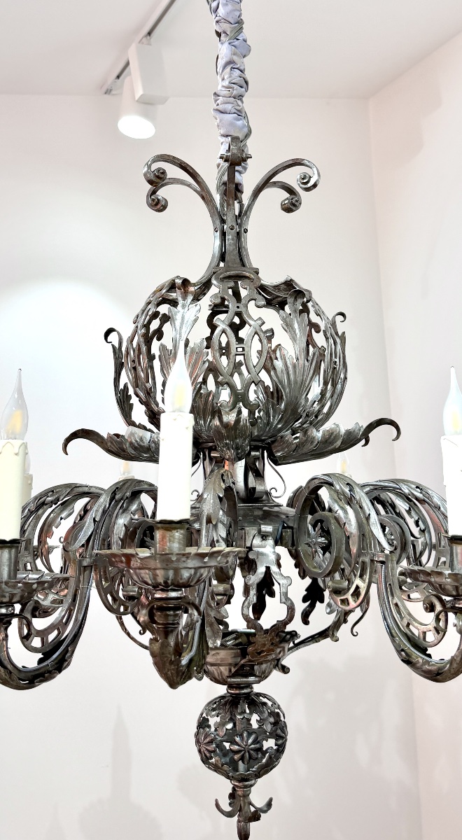 Important Lustre en fer forgé vers 1900 à douze bras de lumières. Parfait état -photo-2