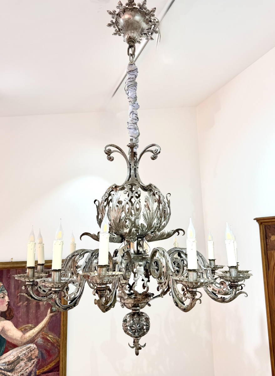 Important Lustre en fer forgé vers 1900 à douze bras de lumières. Parfait état 