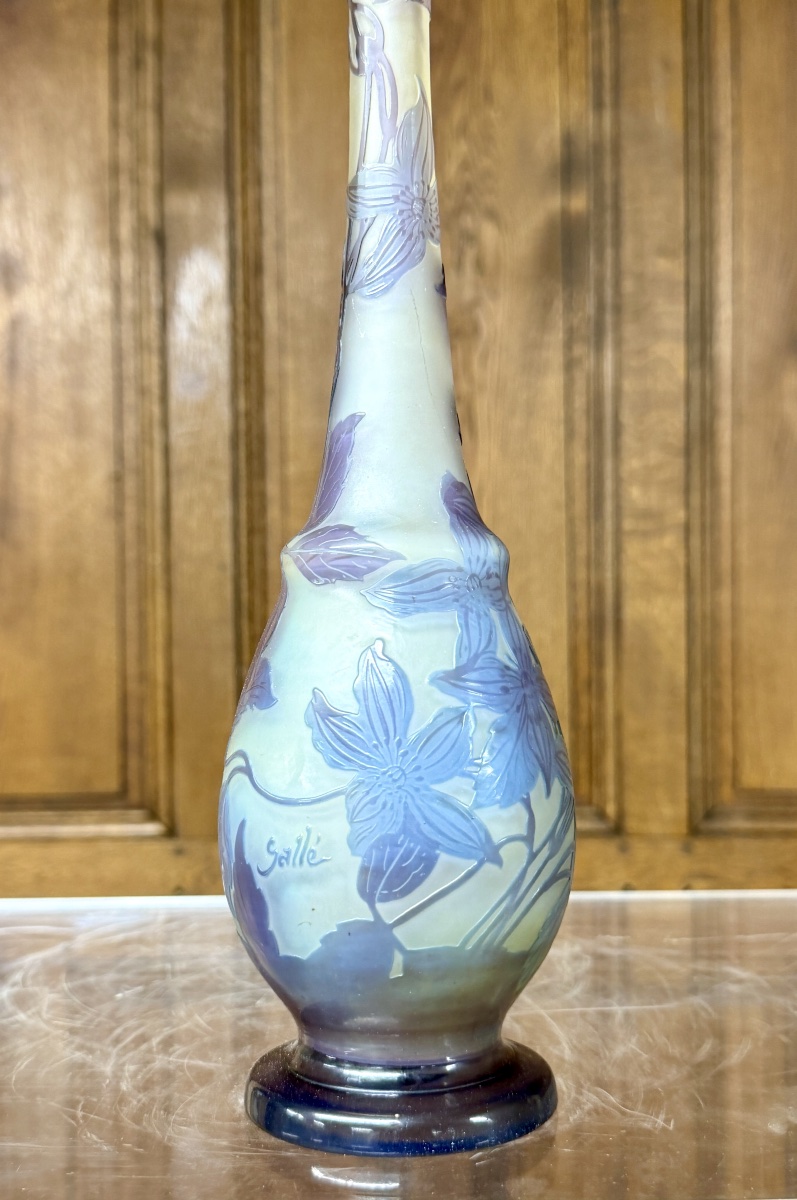 ÉMILE GALLÉ - VASE BLEU AUX CLÉMATITES EN VERRE MULTICOUCHE, ÉPOQUE ART NOUVEAU-photo-3