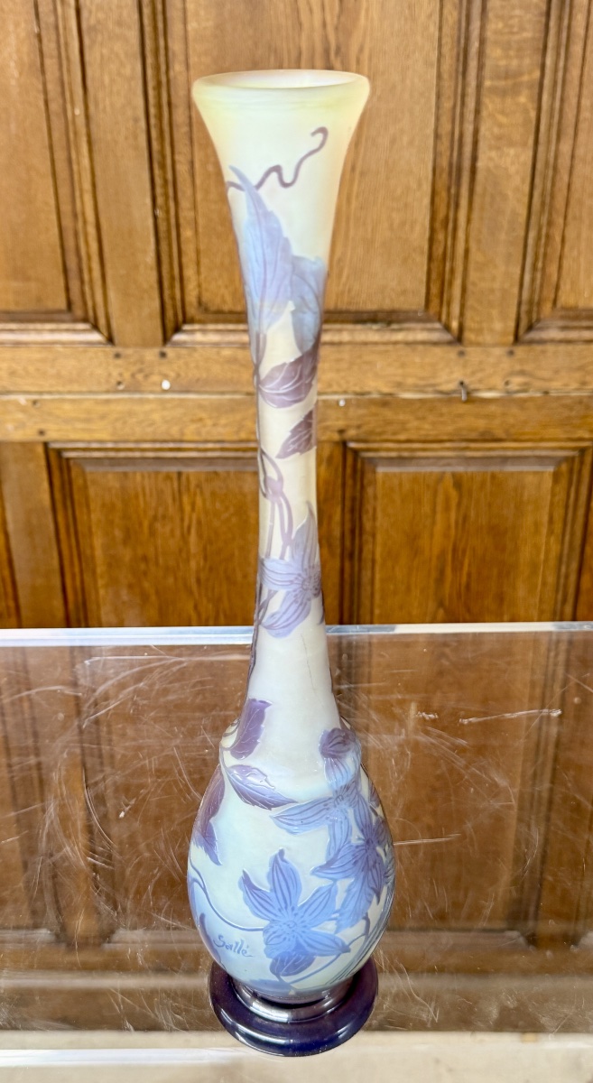 ÉMILE GALLÉ - VASE BLEU AUX CLÉMATITES EN VERRE MULTICOUCHE, ÉPOQUE ART NOUVEAU-photo-4
