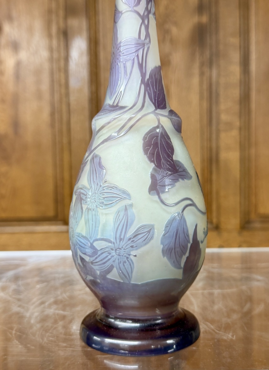 ÉMILE GALLÉ - VASE BLEU AUX CLÉMATITES EN VERRE MULTICOUCHE, ÉPOQUE ART NOUVEAU-photo-1