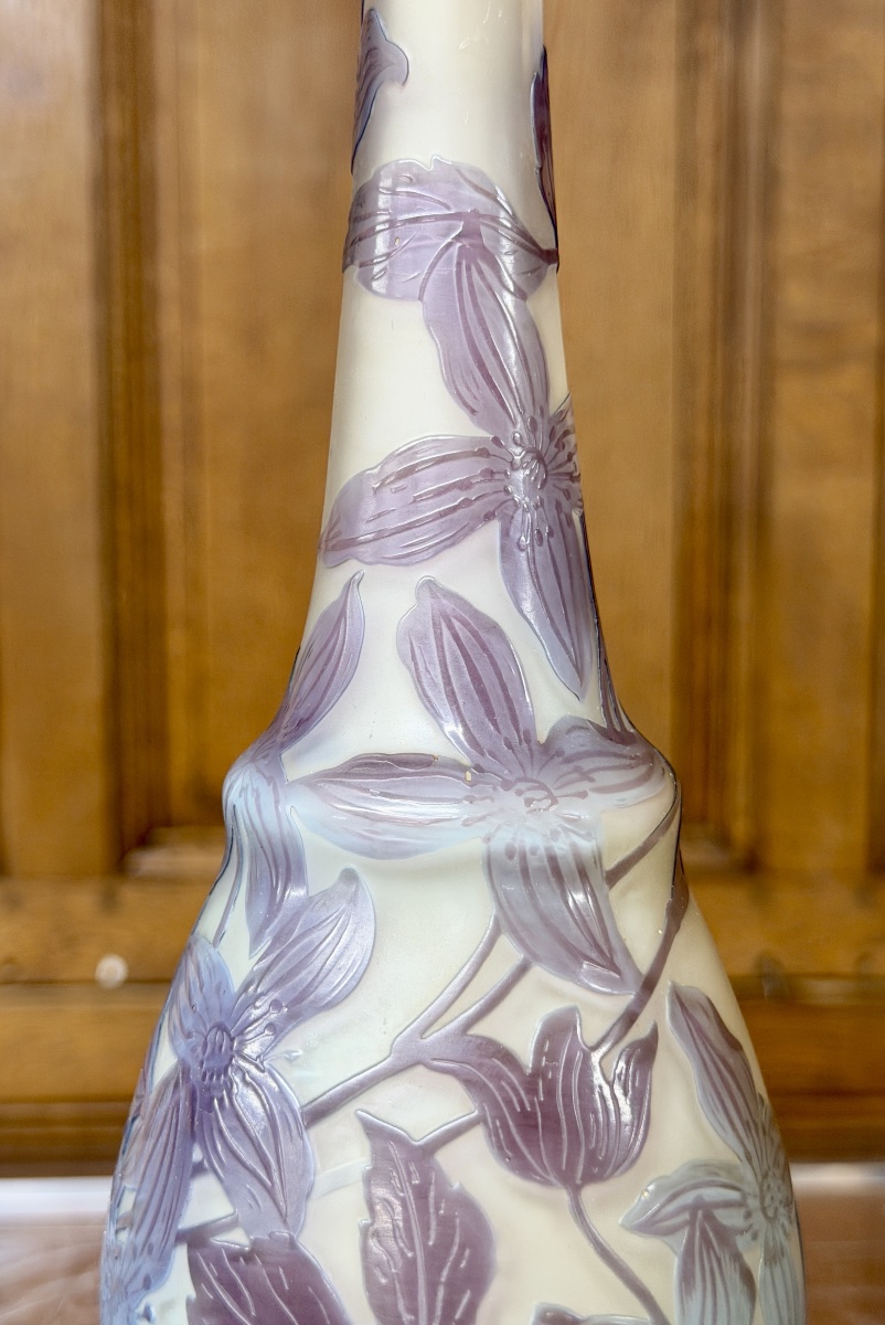 ÉMILE GALLÉ - VASE BLEU AUX CLÉMATITES EN VERRE MULTICOUCHE, ÉPOQUE ART NOUVEAU-photo-2