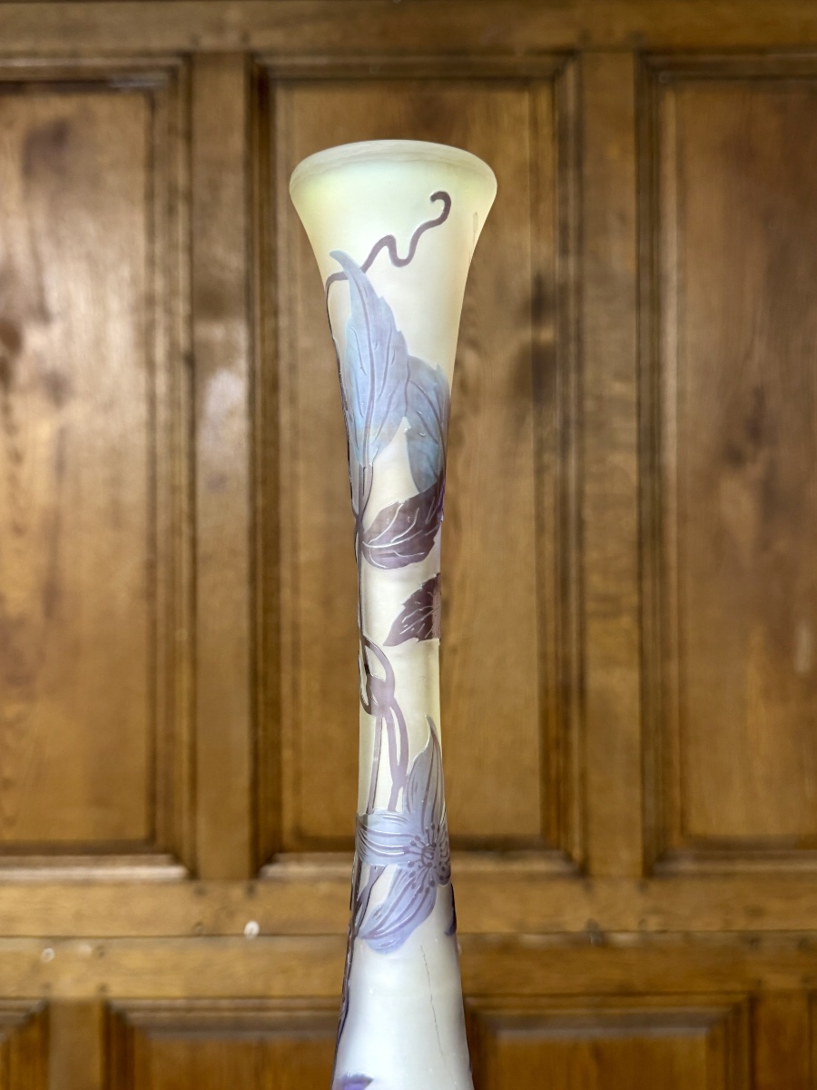 ÉMILE GALLÉ - VASE BLEU AUX CLÉMATITES EN VERRE MULTICOUCHE, ÉPOQUE ART NOUVEAU-photo-3
