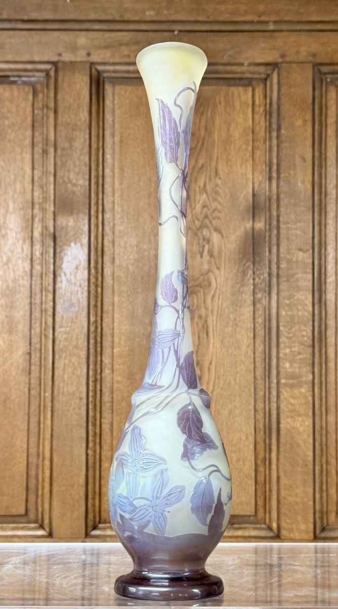 ÉMILE GALLÉ - VASE BLEU AUX CLÉMATITES EN VERRE MULTICOUCHE, ÉPOQUE ART NOUVEAU