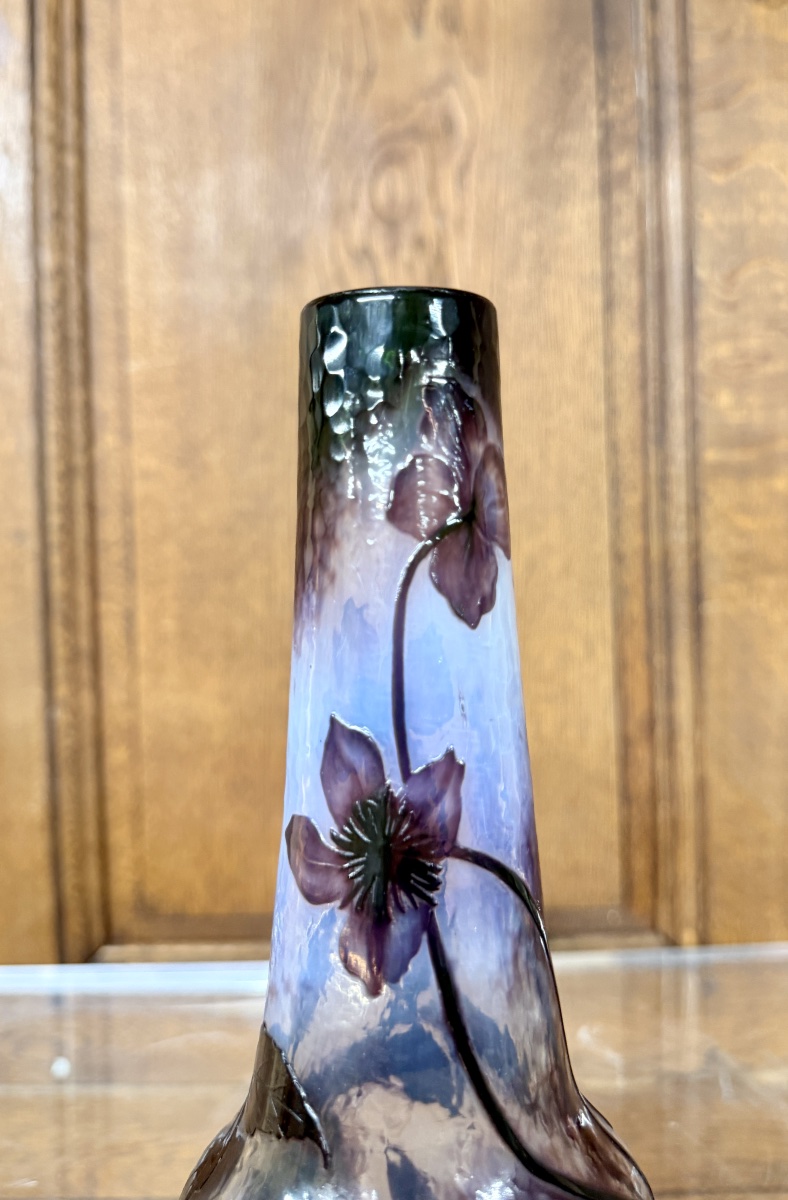 Daum Nancy - vase martelé à décor d’anémones violettes. Époque Art Nouveau-photo-2