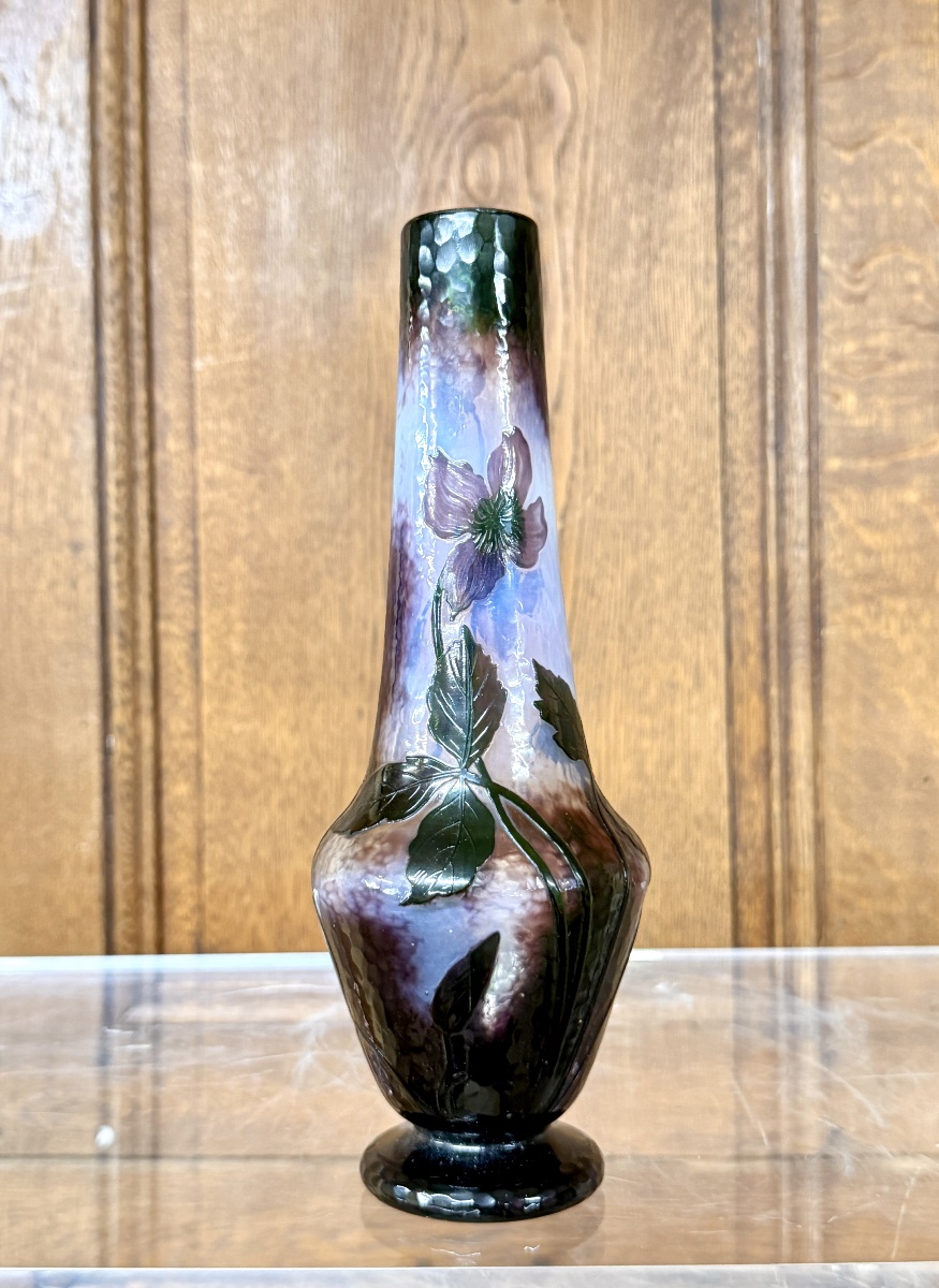 Daum Nancy - vase martelé à décor d’anémones violettes. Époque Art Nouveau