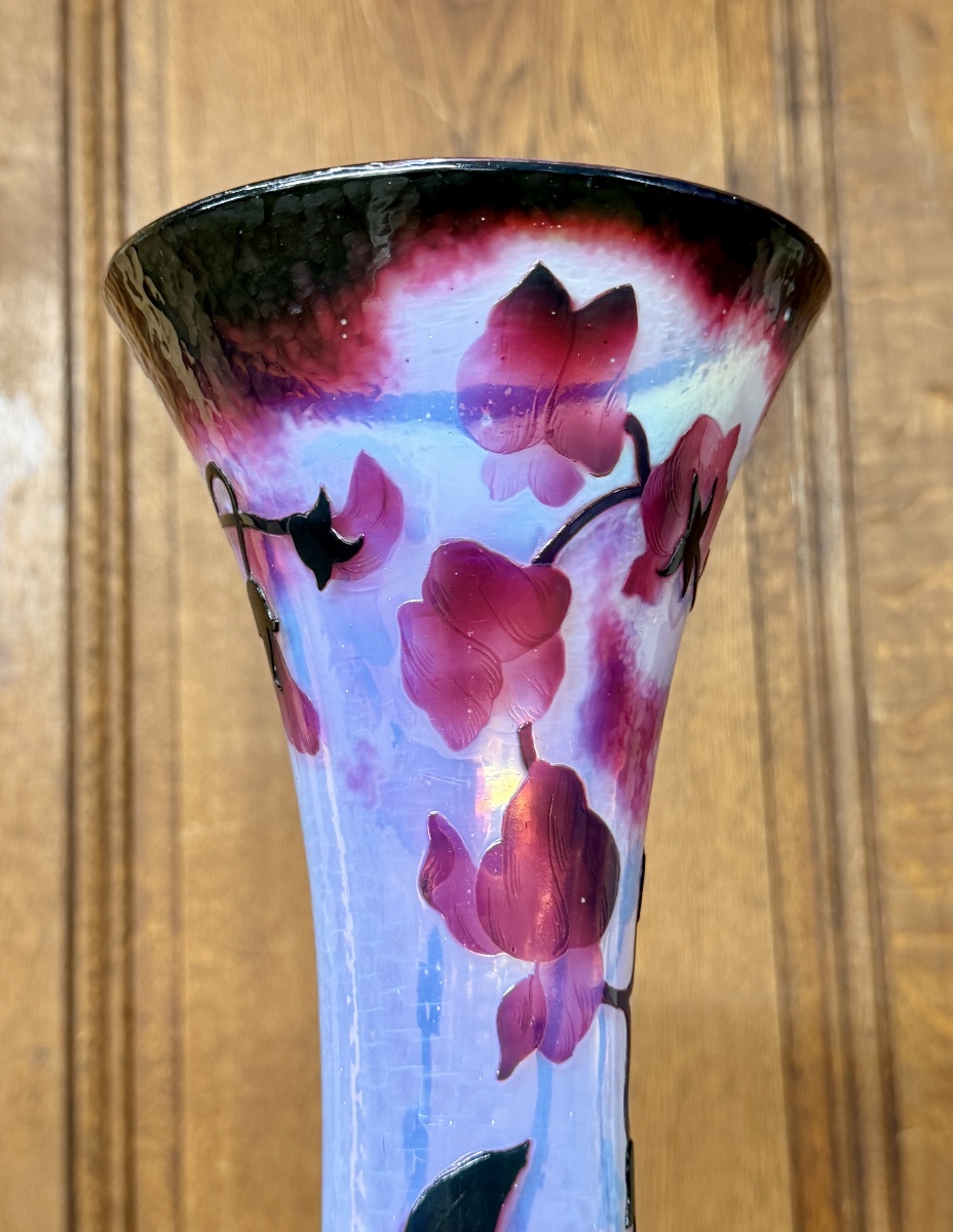 Daum Nancy - Large Hammered Vase In A Diabolo Shape With Sweet Peas. Art Nouveau-photo-2