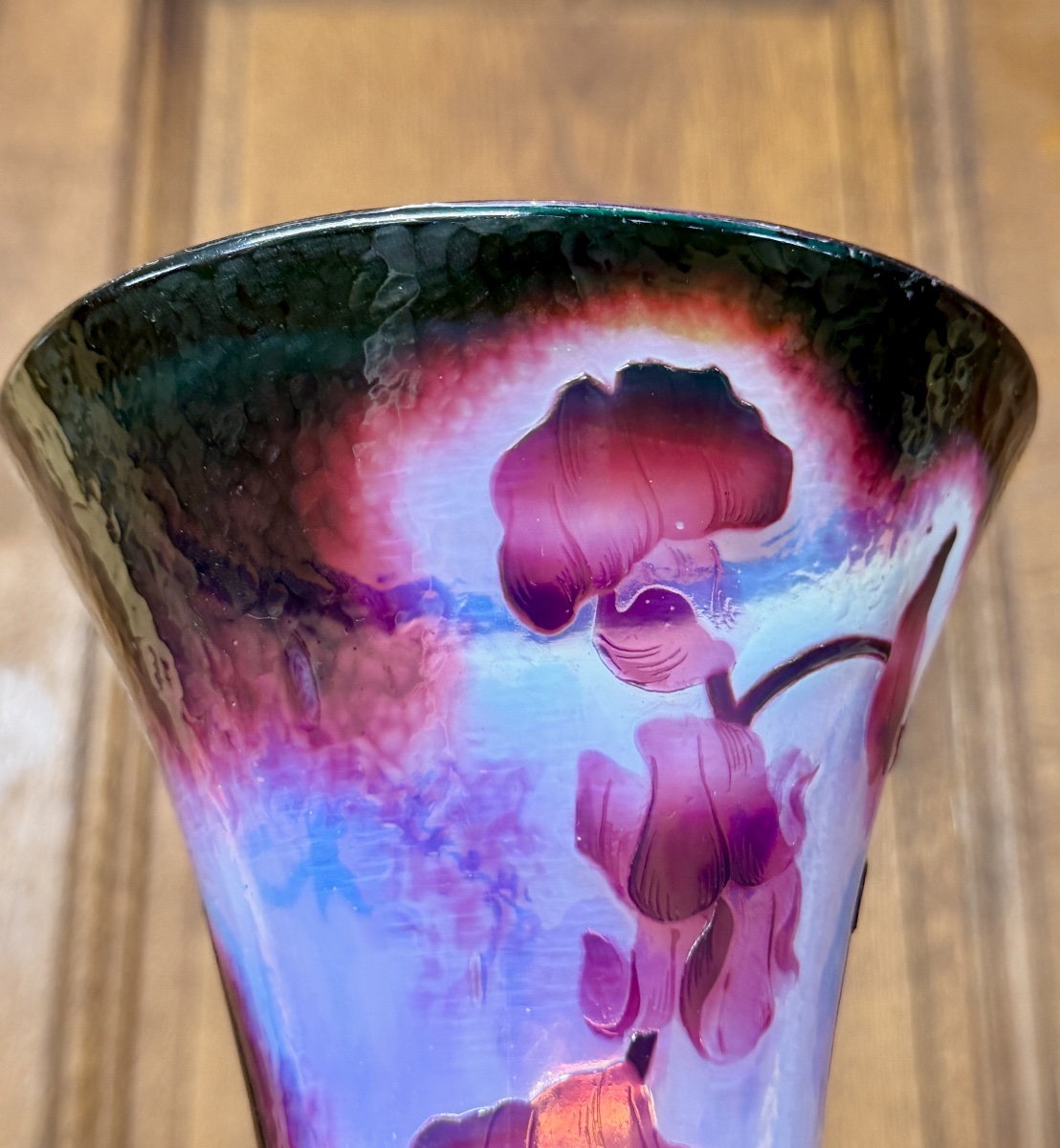 Daum Nancy - Large Hammered Vase In A Diabolo Shape With Sweet Peas. Art Nouveau-photo-3