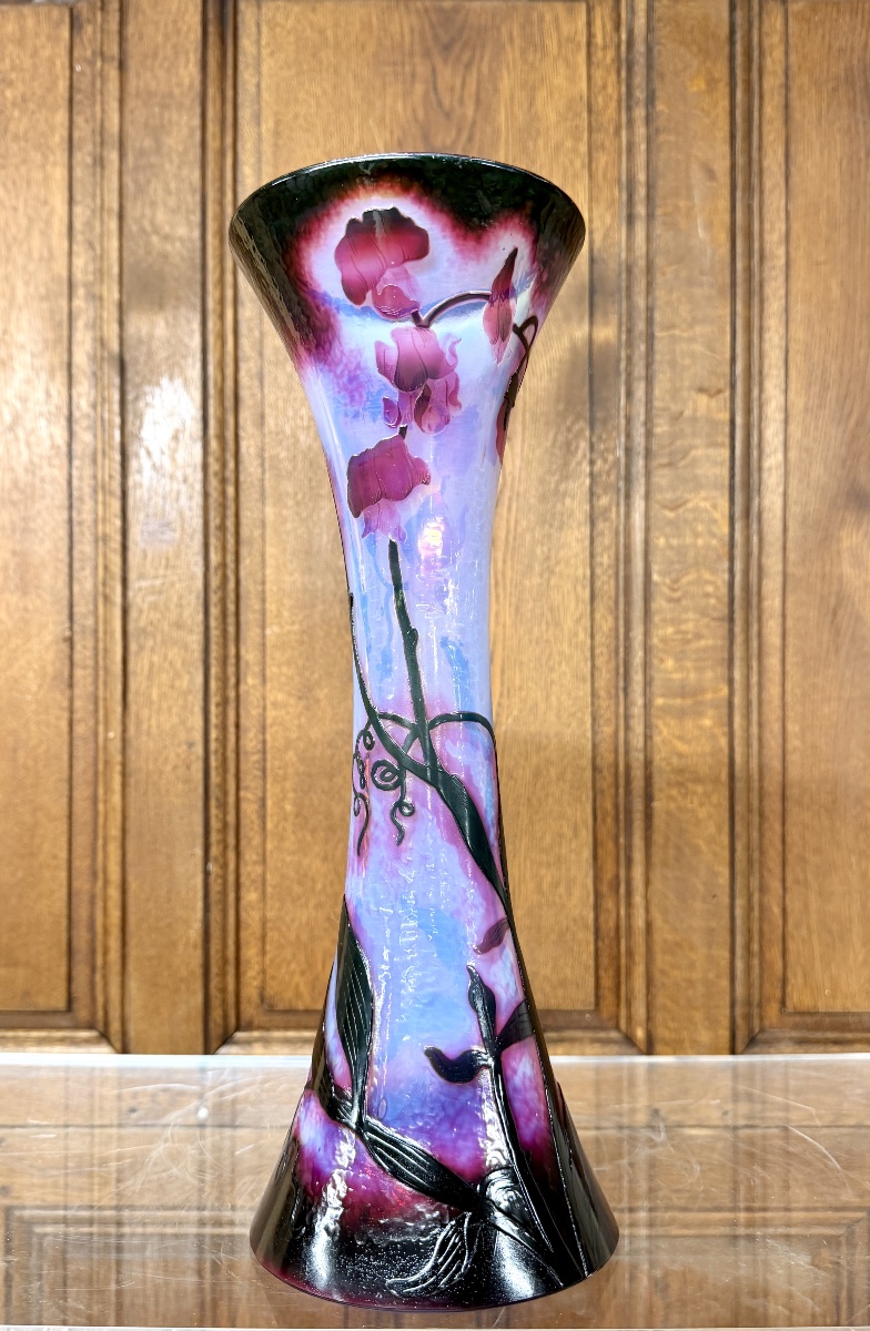 Daum Nancy - Large Hammered Vase In A Diabolo Shape With Sweet Peas. Art Nouveau