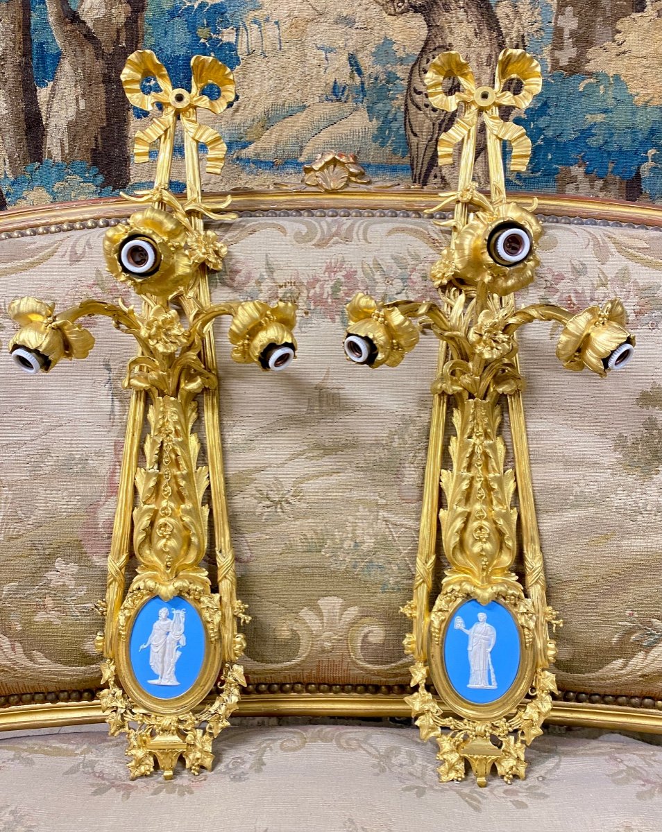 Paire d'Importantes Appliques En Bronze Doré Et Wedgwood, Napoléon III, dans le gout Beurdeley-photo-1