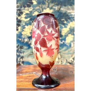 émile Gallé - Vase A Décor De Fuchsias Rouge Sur Fond Jaune, Pâte De Verre Art Nouveau