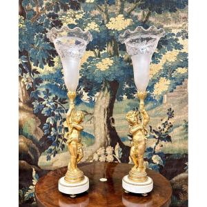 Paire De Vases Cornets Aux Angelots En Bronze Doré Et Cristal Taillé, époque Napoléon III 