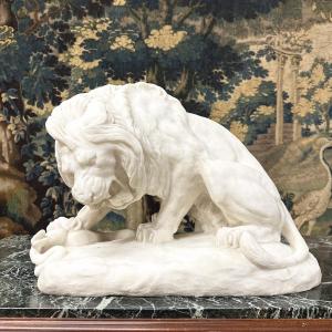 Antoine Louis Barye (after) - Lion With A Serpent. 19th Century White Marble Sculpture