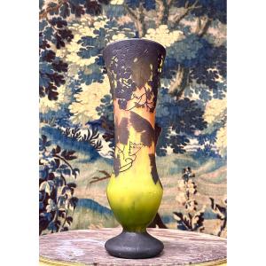 Daum Nancy - Vase A Décor De Raisins Et Vignes En Verre Multicouche. Pate De Verre Art Nouveau