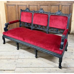 Grand canapé japonisant en bois sculpté et velours rouge dans le gout de Viardot. Fin XIXème 