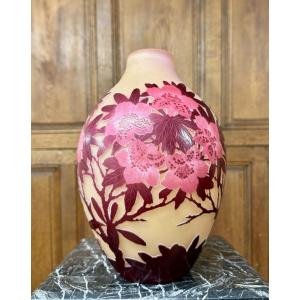 Emile Gallé - Vase en verre triple couche à décor de rhododendrons. Epoque Art Nouveau 
