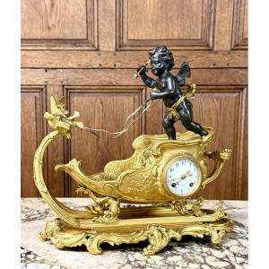 Pendule rocaille au char et à l’enfant en bronze doré, Époque Napoléon III