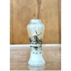 Daum Nancy - vase miniature au paysage de village sous la neige et moulin. Époque Art Nouveau