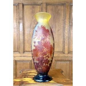 Émile Gallé -tres important vase aux chrysanthèmes en verre multicouche. Époque Art Nouveau