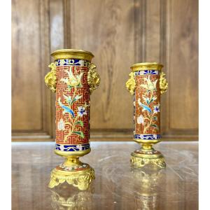 Paire de bougeoirs ou flambeaux japonisants en cloisonné attribués à Barbedienne . Napoléon III