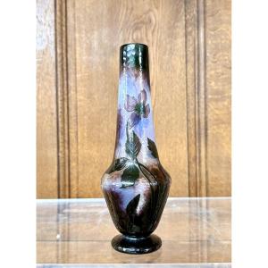 Daum Nancy - vase martelé à décor d’anémones violettes. Époque Art Nouveau