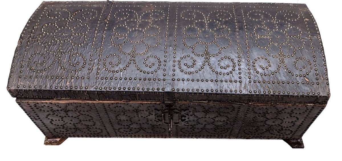Travel Chest On Feet In Studded Leather From The 18th Century Fairly Good Used Condition.-photo-3