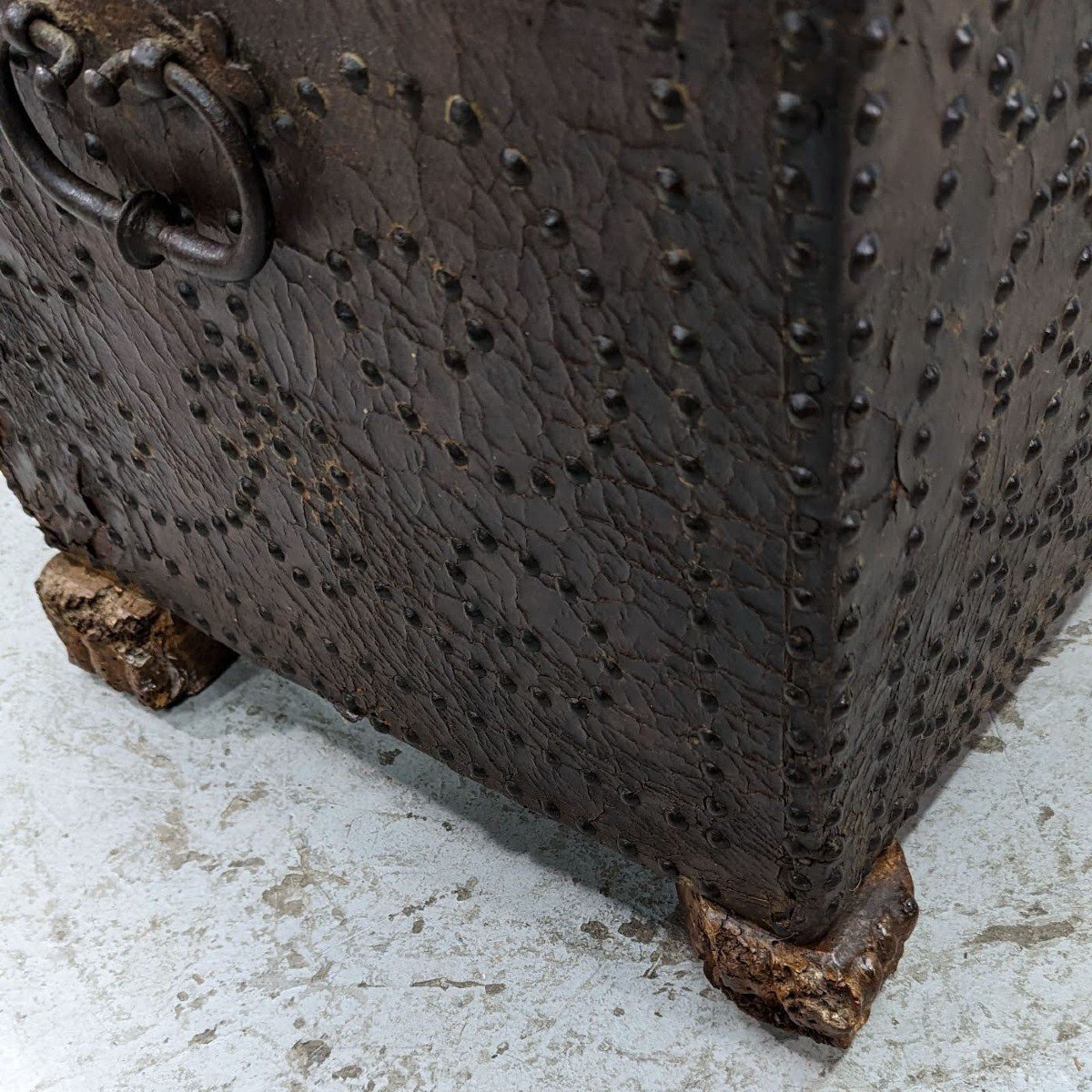 Travel Chest On Feet In Studded Leather From The 18th Century Fairly Good Used Condition.-photo-5