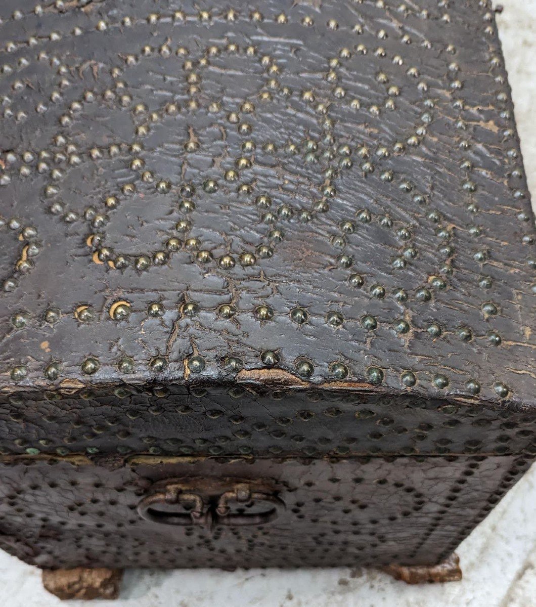 Travel Chest On Feet In Studded Leather From The 18th Century Fairly Good Used Condition.-photo-8