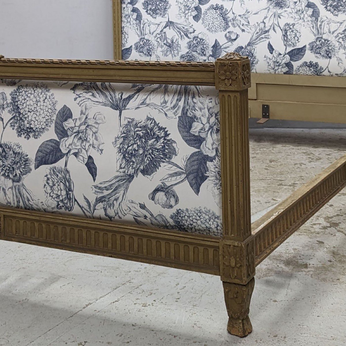 Louis XVI Style Bed In Trianon Lacquer Decorated With Garlands Upholstered With New-photo-5