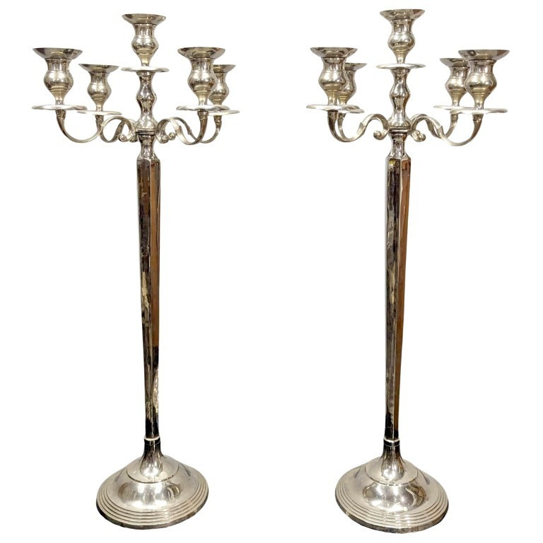 Très grands chandeliers en métal argenté style Louis XV à 6 lumières (paire)