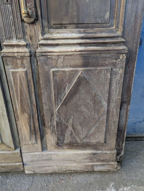 Paire de portes en bois sculpté à panneaux moulurés, ferronnerie ancienne – France, époque -photo-2