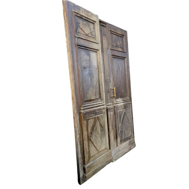 Paire de portes en bois sculpté à panneaux moulurés, ferronnerie ancienne – France, époque -photo-1