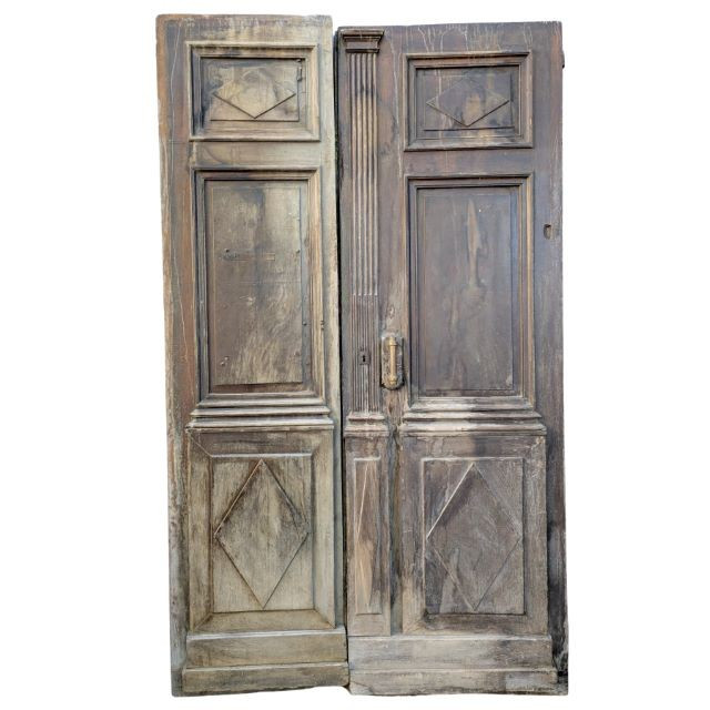 Paire de portes en bois sculpté à panneaux moulurés, ferronnerie ancienne – France, époque 