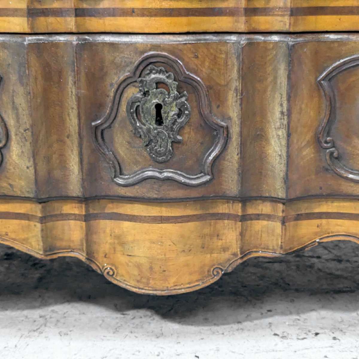 Commode arbalète galbée noyer époque XVIIIème-photo-5